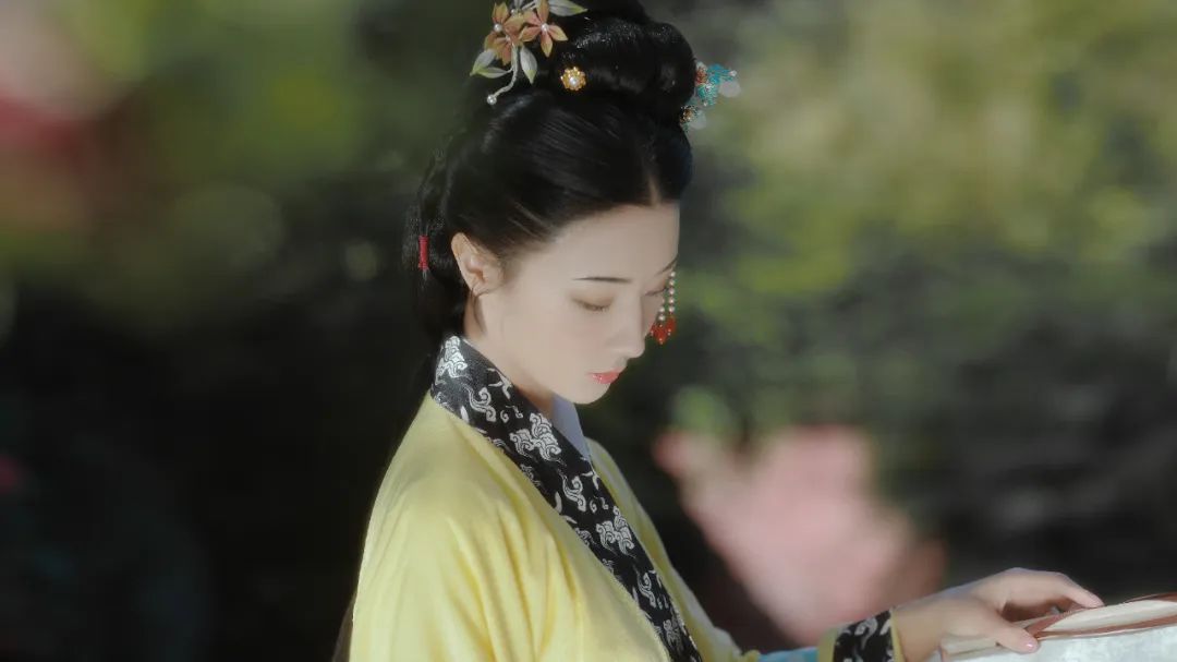 繁霜霏霏，铜瓦飞檐，老树枯藤，仕女爱了~_http://www.mainten.cn_cns_第19张