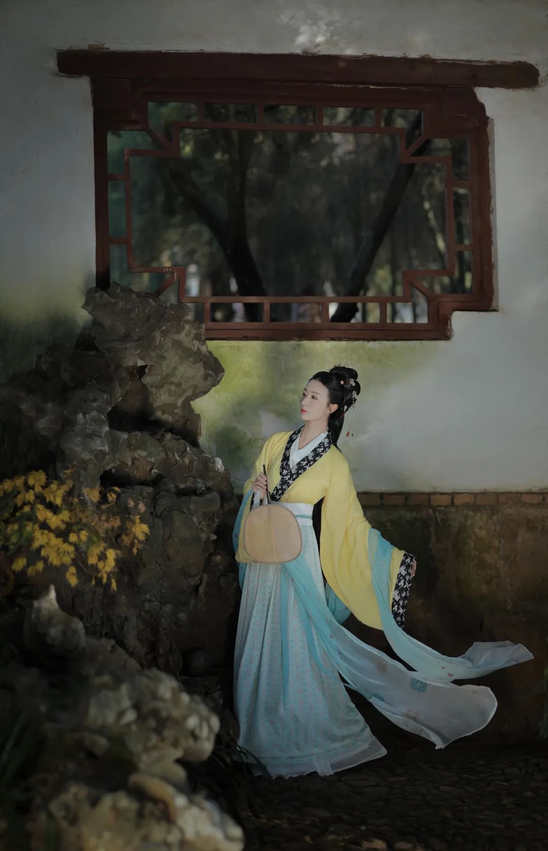 繁霜霏霏，铜瓦飞檐，老树枯藤，仕女爱了~_http://www.mainten.cn_cns_第9张