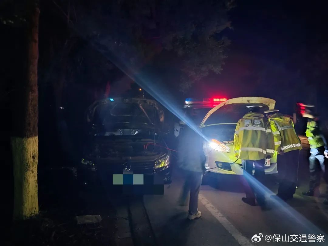 小轿车半路熄火罢工，交警帮忙打火