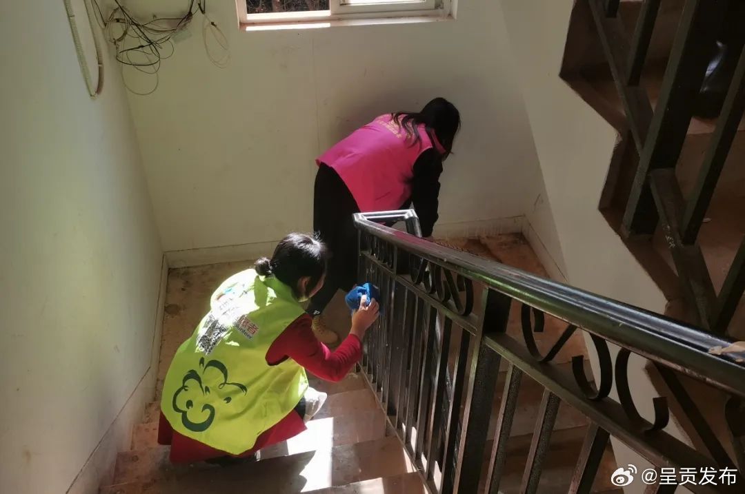 前卫营社区开展整治小区楼道环境卫生志愿服务活动