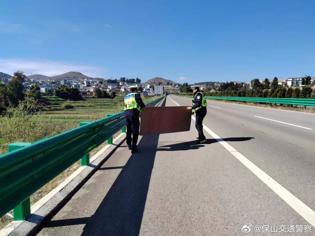 交警化身清洁工，消除隐患保畅通