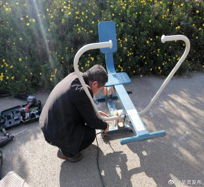 三岔口社区开展社区公共设施检查维修活动