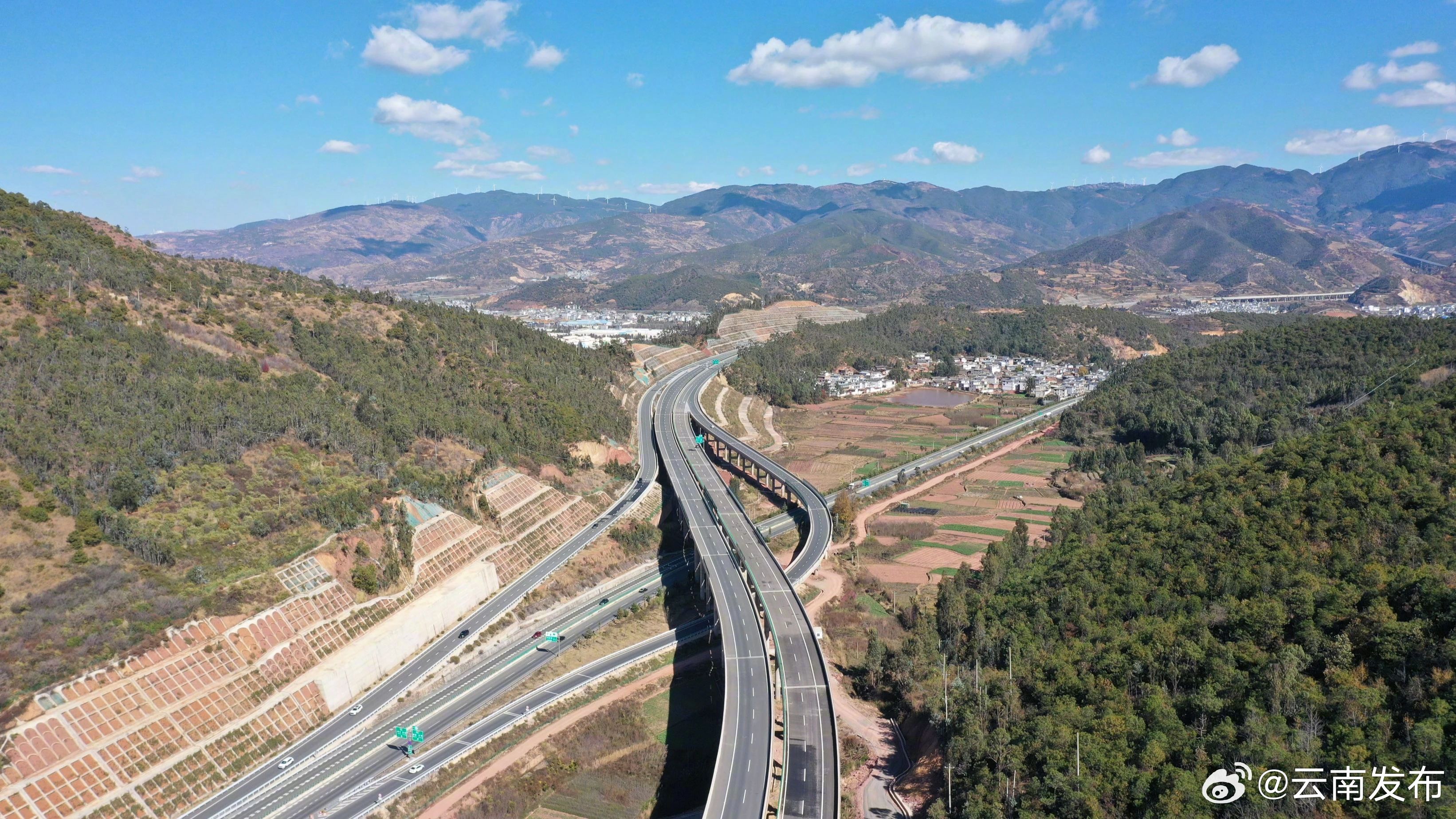 新楚大高速公路主线实现全线通车