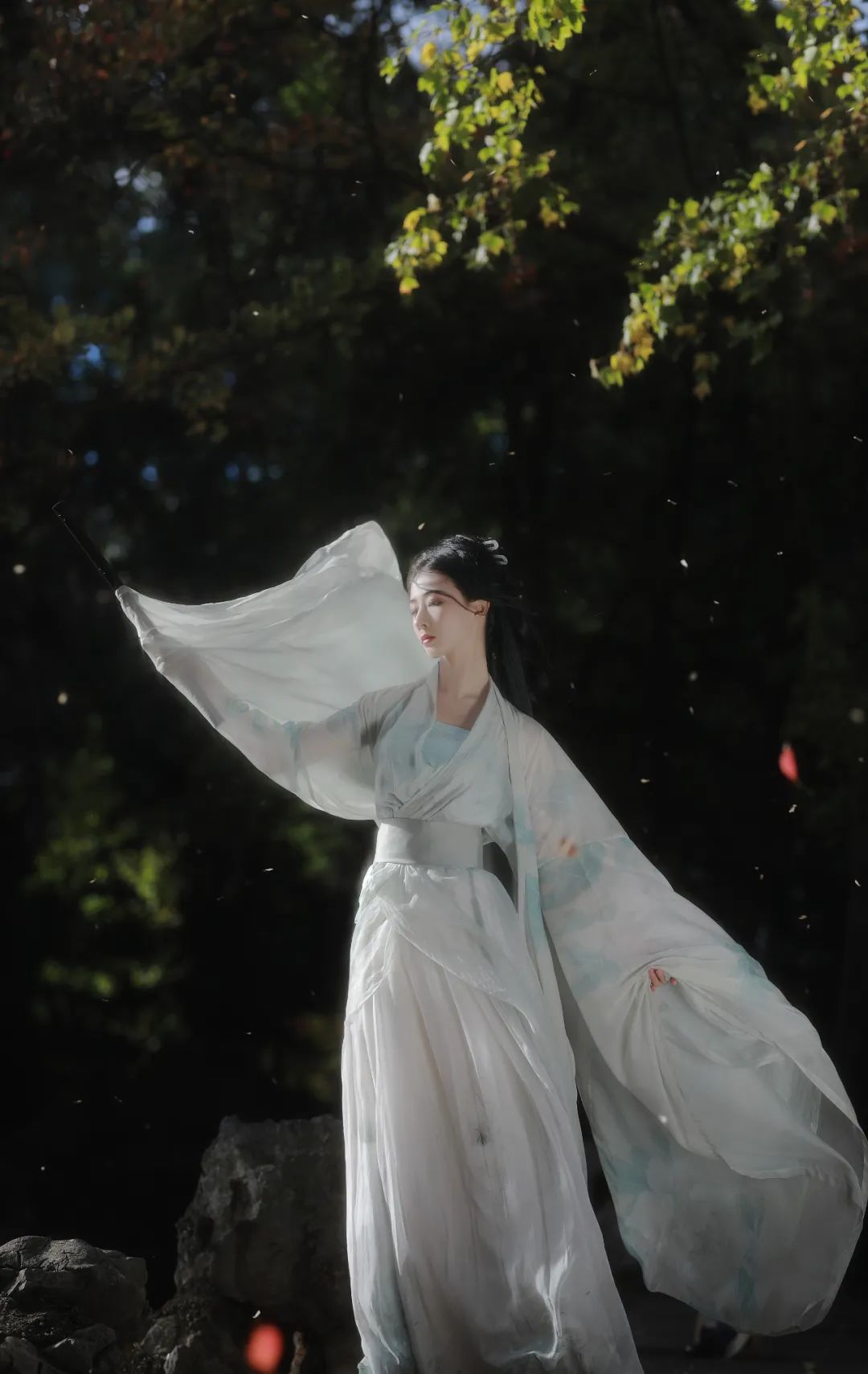 繁霜霏霏，铜瓦飞檐，老树枯藤，仕女爱了~_http://www.mainten.cn_cns_第14张