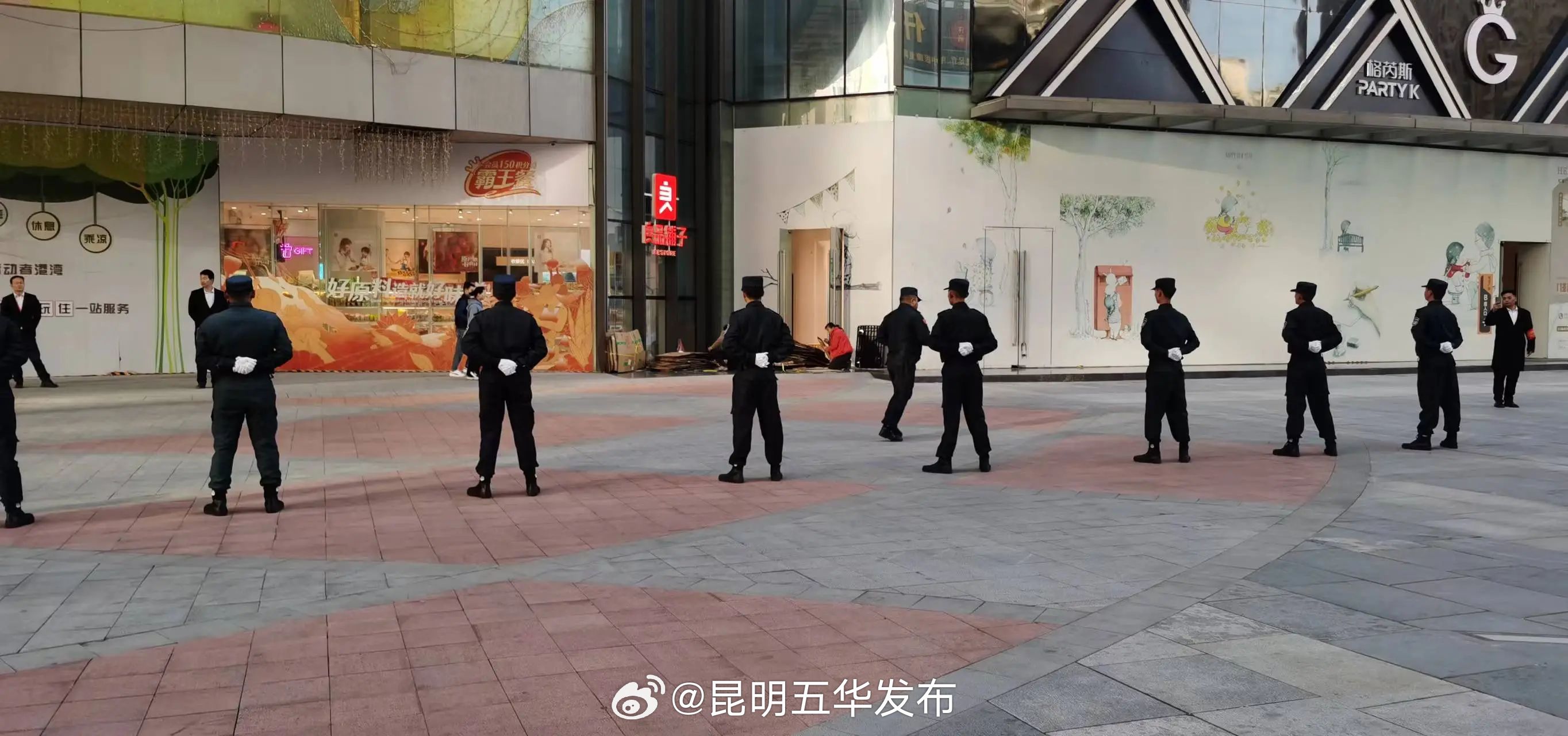 红云街道银河社区：反恐防暴应急演练进商圈，共筑安全防线