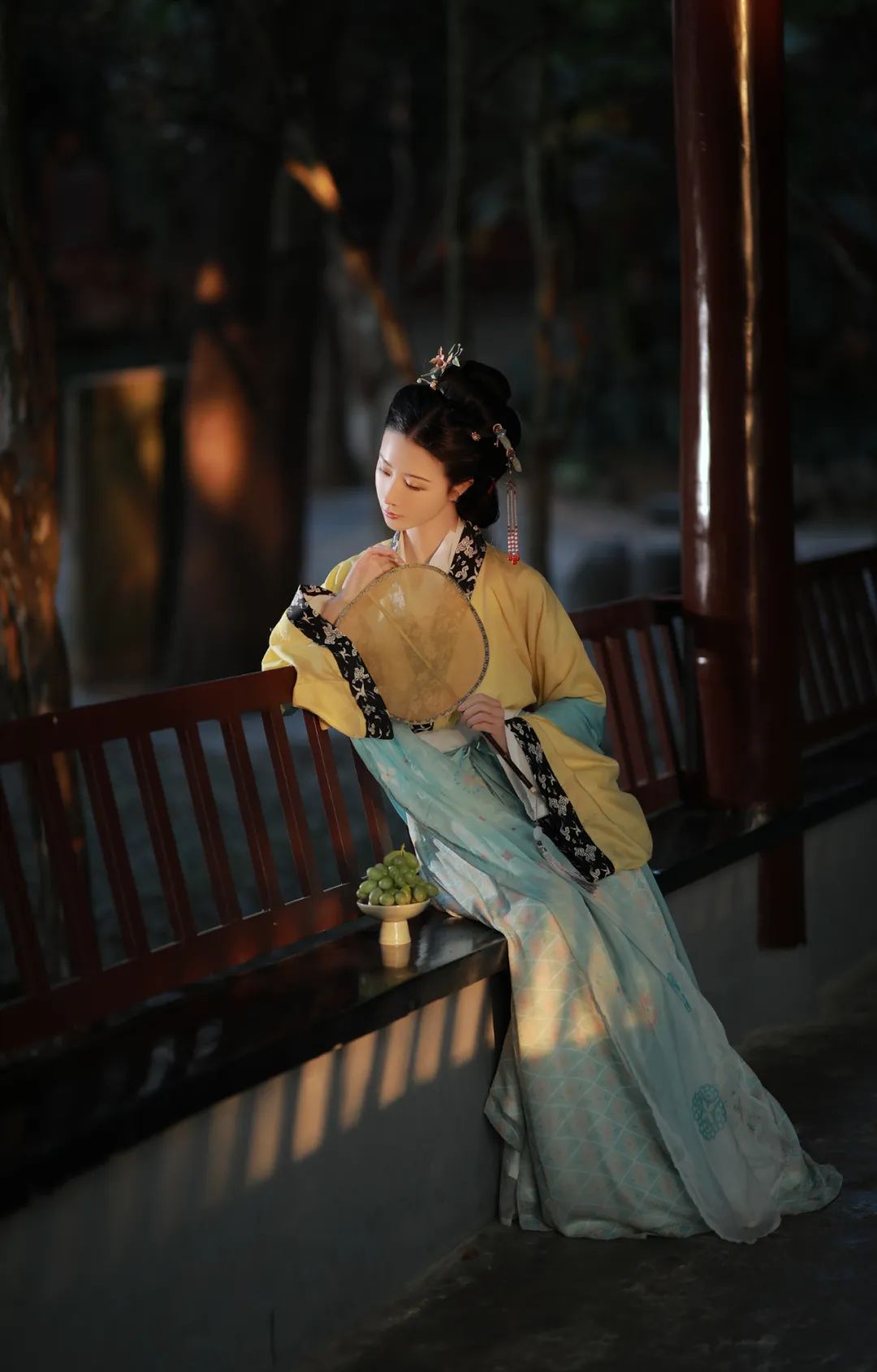 繁霜霏霏，铜瓦飞檐，老树枯藤，仕女爱了~_http://www.mainten.cn_cns_第17张
