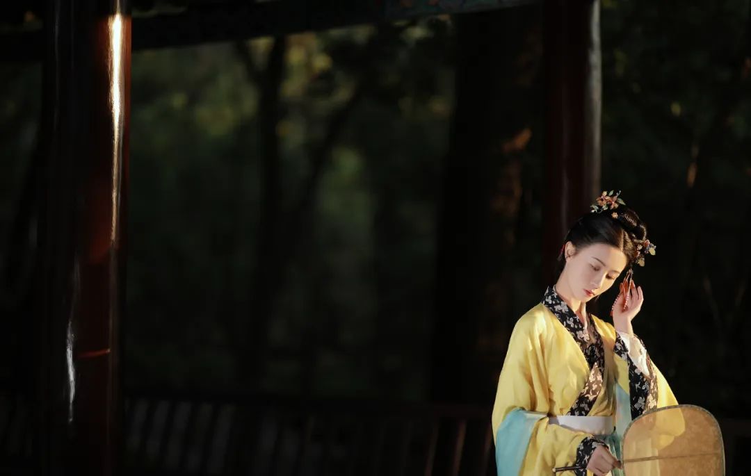 繁霜霏霏，铜瓦飞檐，老树枯藤，仕女爱了~_http://www.mainten.cn_cns_第2张