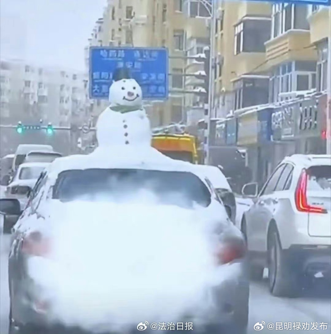 车顶堆雪人开车上路违法吗？