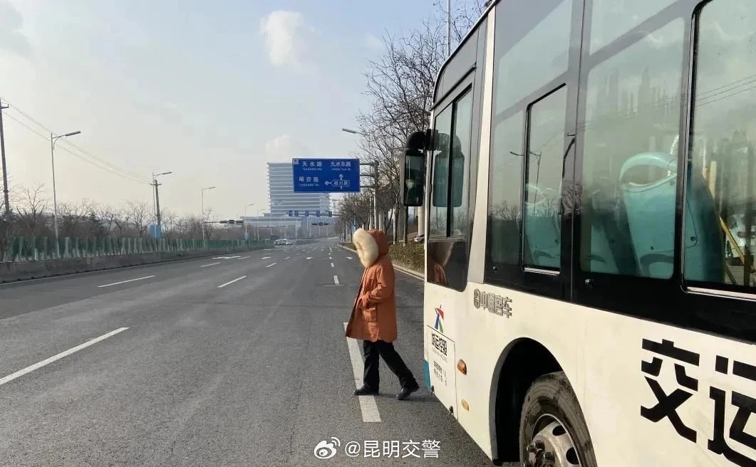 蜀黍的温馨提醒——小心公交车附近的“鬼探头”_http://www.mainten.cn_cns_第2张