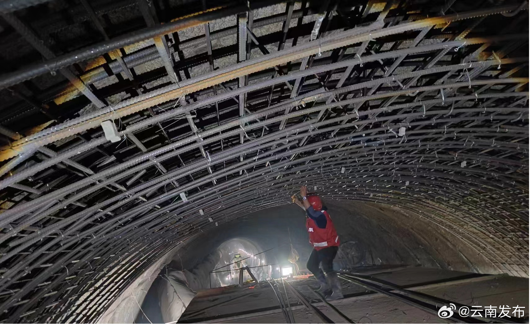 滇中引水工程大理Ⅰ段施工5标北衙隧洞提前903天实现全线贯通