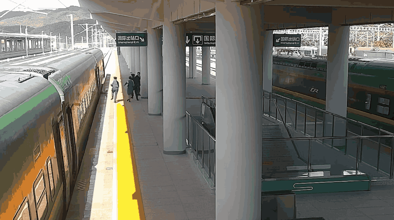 惊险一幕！男童跌落火车站台，乘警飞奔救人……