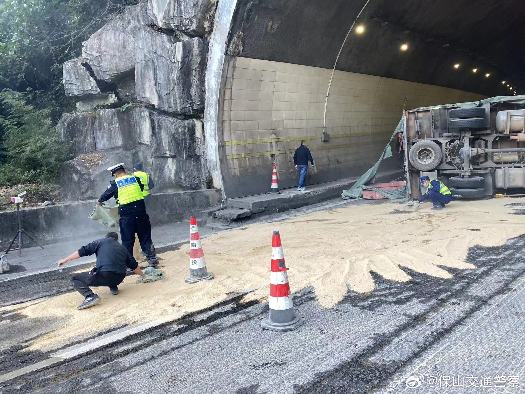 车辆超载存隐患，失控侧翻“货车”变祸车_http://www.mainten.cn_ycb_第2张