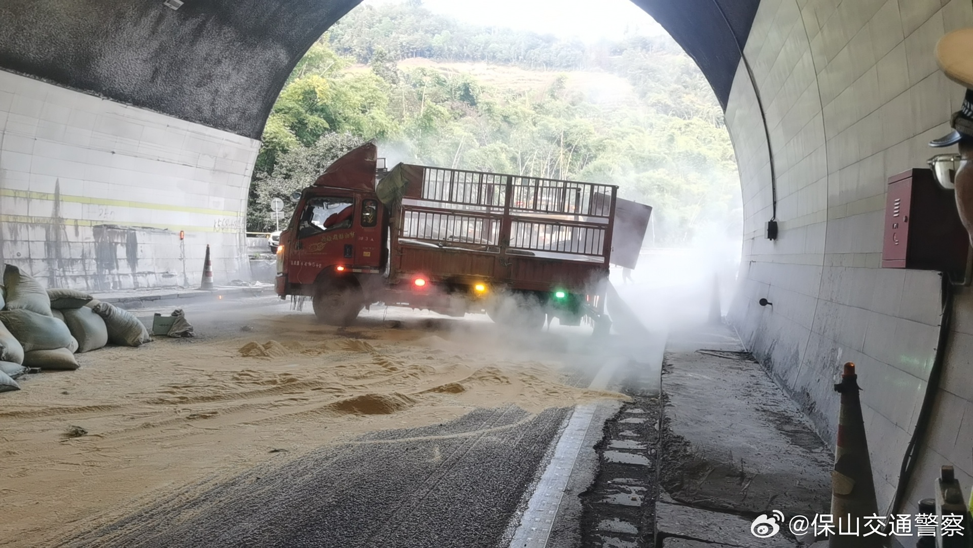 车辆超载存隐患，失控侧翻“货车”变祸车_http://www.mainten.cn_ycb_第3张