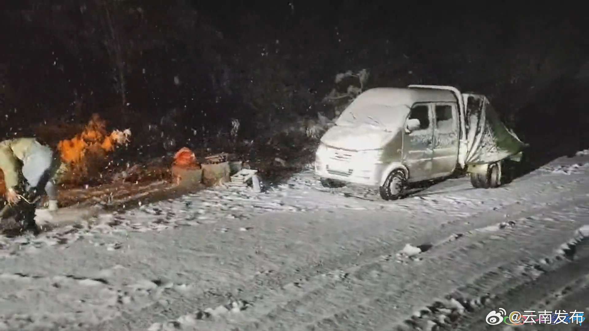 昭通大关：暴雪天气 民辅警连夜救助被困车辆和人员_http://www.mainten.cn_ycb_第1张