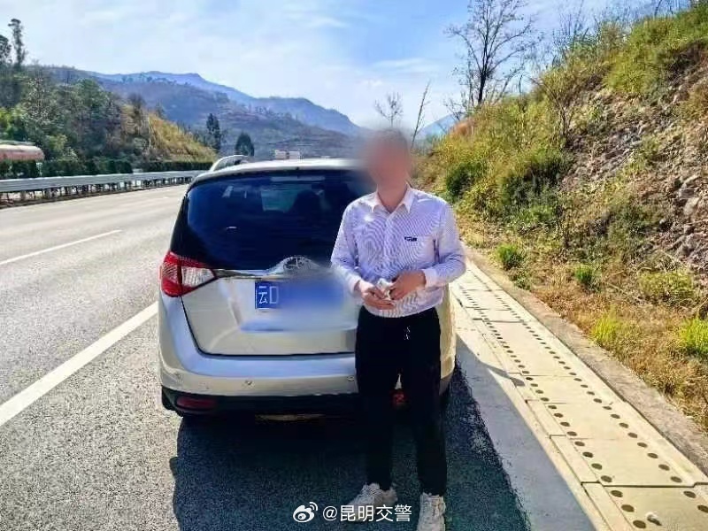 危险！！在应急车道停车睡觉交警叫不醒 