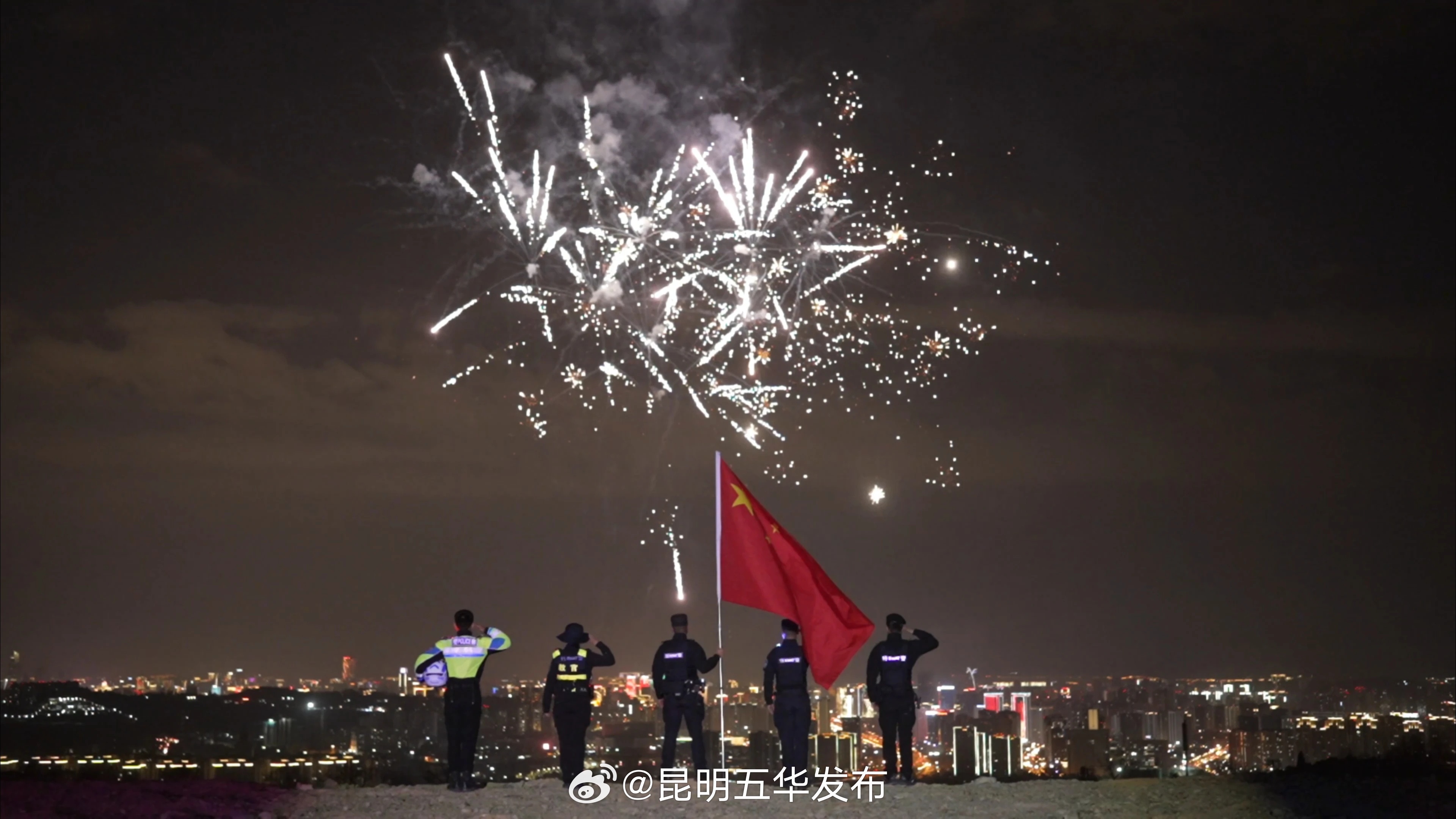 景中有“警”，用“警察蓝”守护“春节红”_http://www.mainten.cn_ycb_第4张