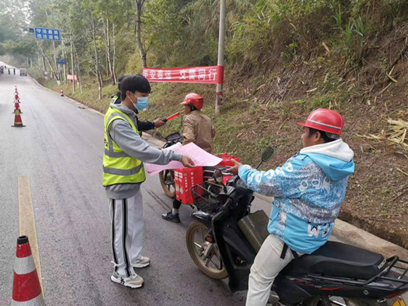 孟连交警大队“多点开花”吹响春运道路交通安全“宣传号”_http://www.mainten.cn_ycb_第1张