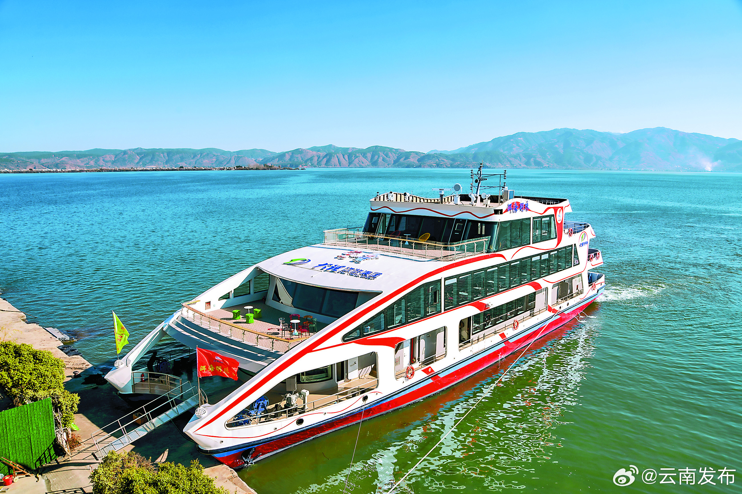 云南载客量最大新能源船舶在洱海投运