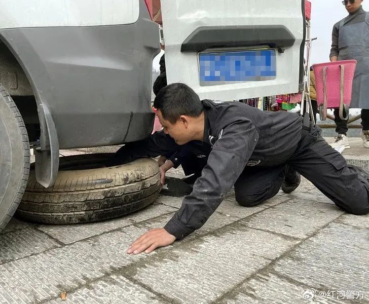 帮忙换轮胎 事虽小但很暖_http://www.mainten.cn_ycb_第2张