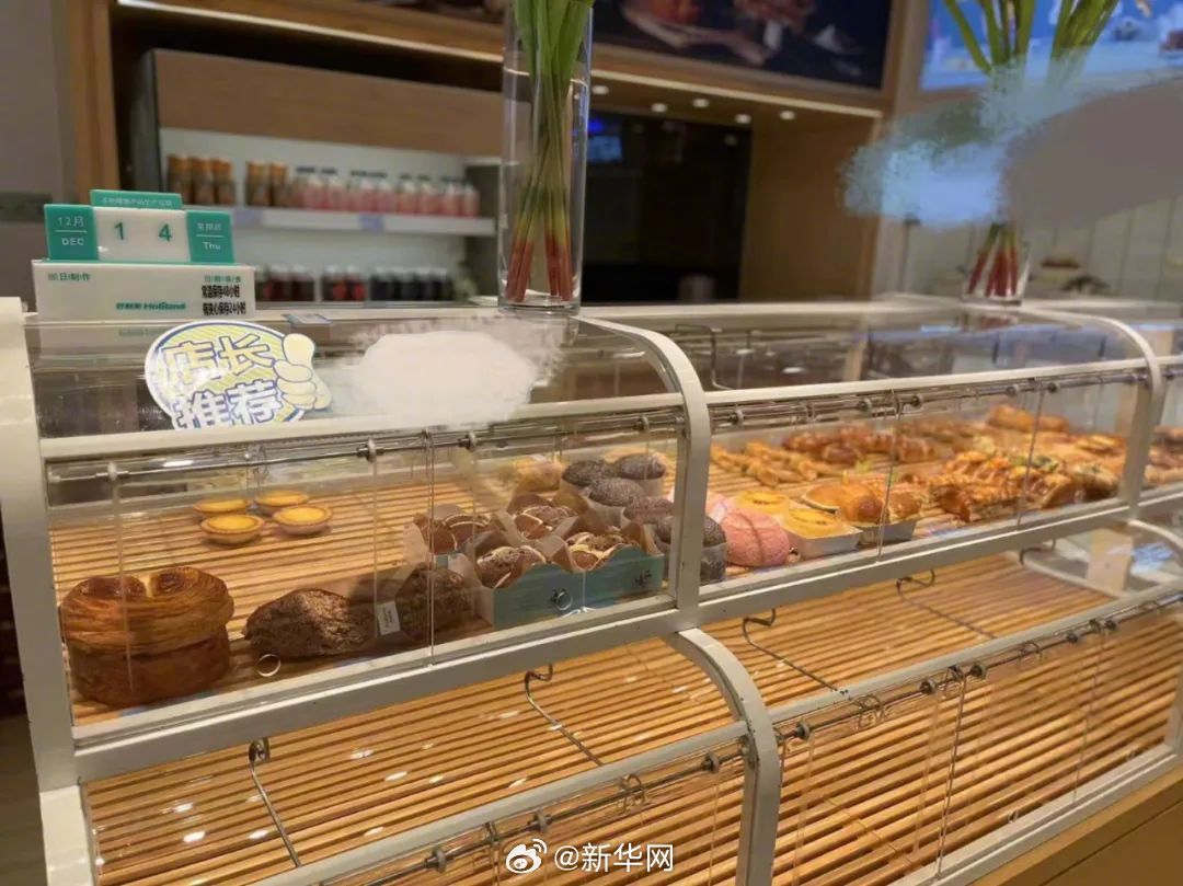 面包店的浪费现象有多严重?有的门店未售面包直接丢弃