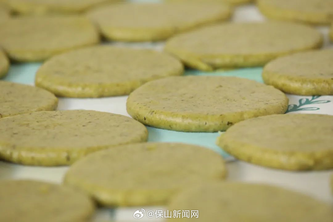 施甸：冬日山坡采黄花 新春家里做粑粑_http://www.mainten.cn_ycb_第3张