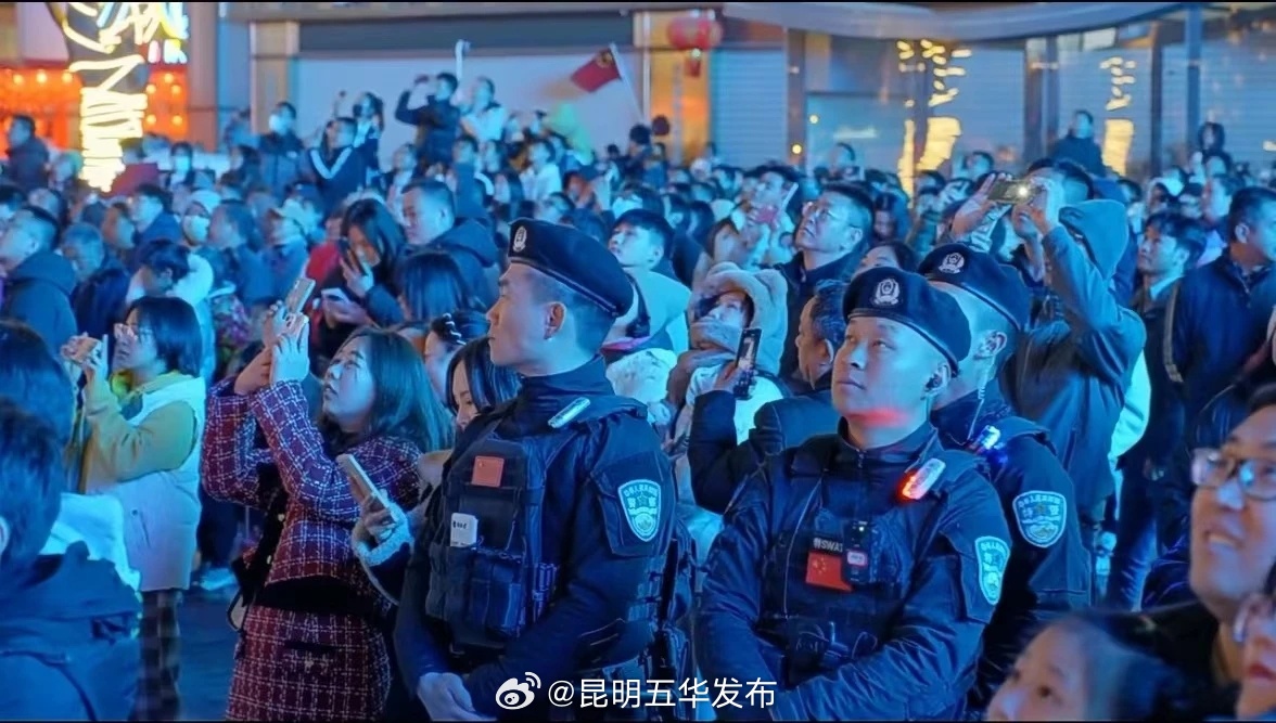 景中有“警”，用“警察蓝”守护“春节红”_http://www.mainten.cn_ycb_第3张
