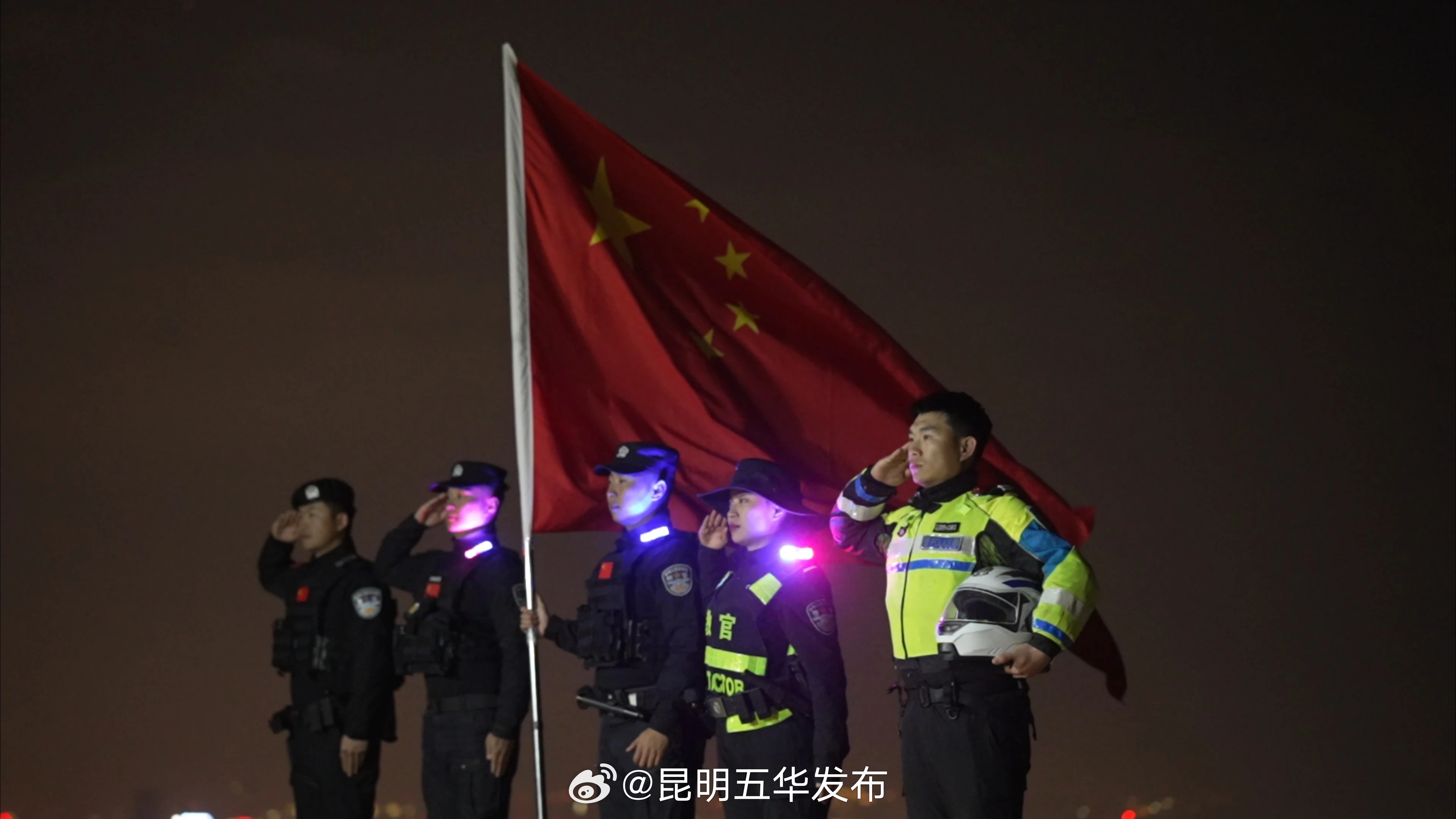 景中有“警”，用“警察蓝”守护“春节红”_http://www.mainten.cn_ycb_第9张