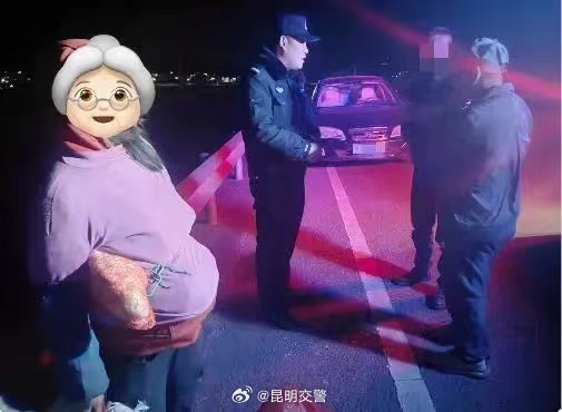 危险！一老人夜间误入高速路
