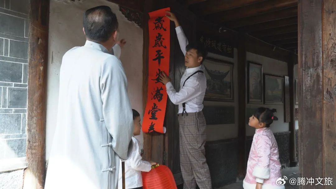 贴春联、贴门神