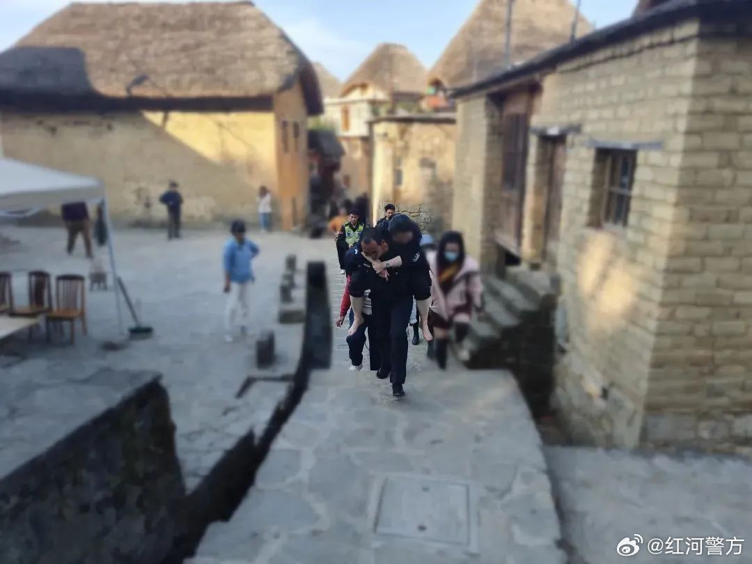 两公里 警察背上的温暖_http://www.mainten.cn_ycb_第1张