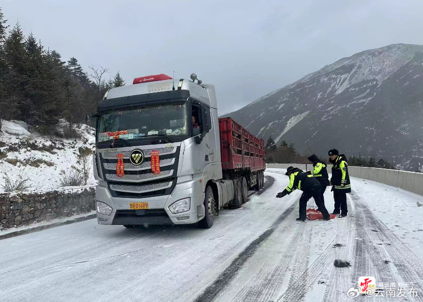 大雪袭迪庆 交警保畅通