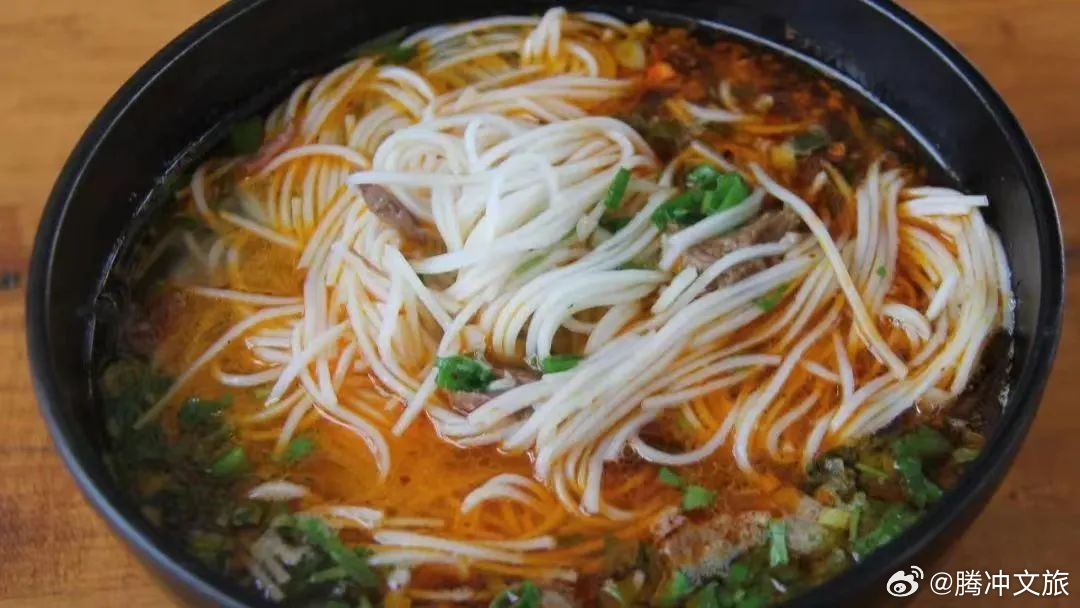 腾冲年俗 吃长饭