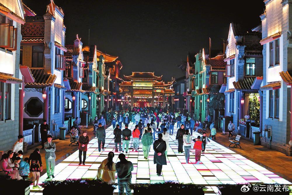 蒙自：夜市人气旺