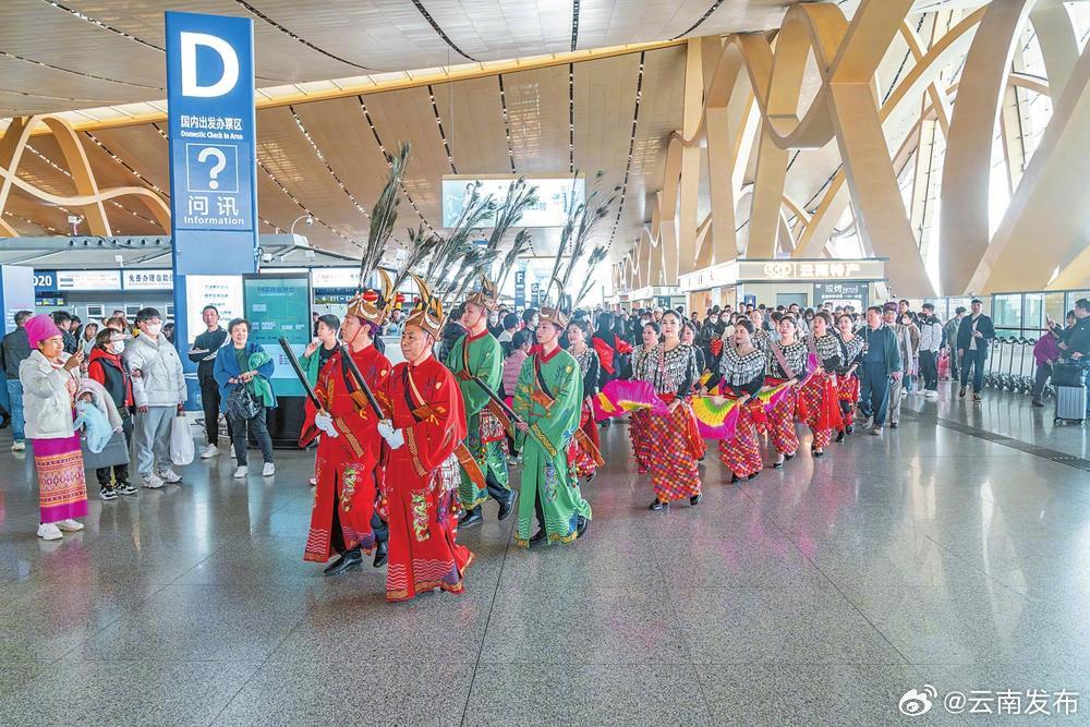 “目瑙纵歌”展演走进昆明机场