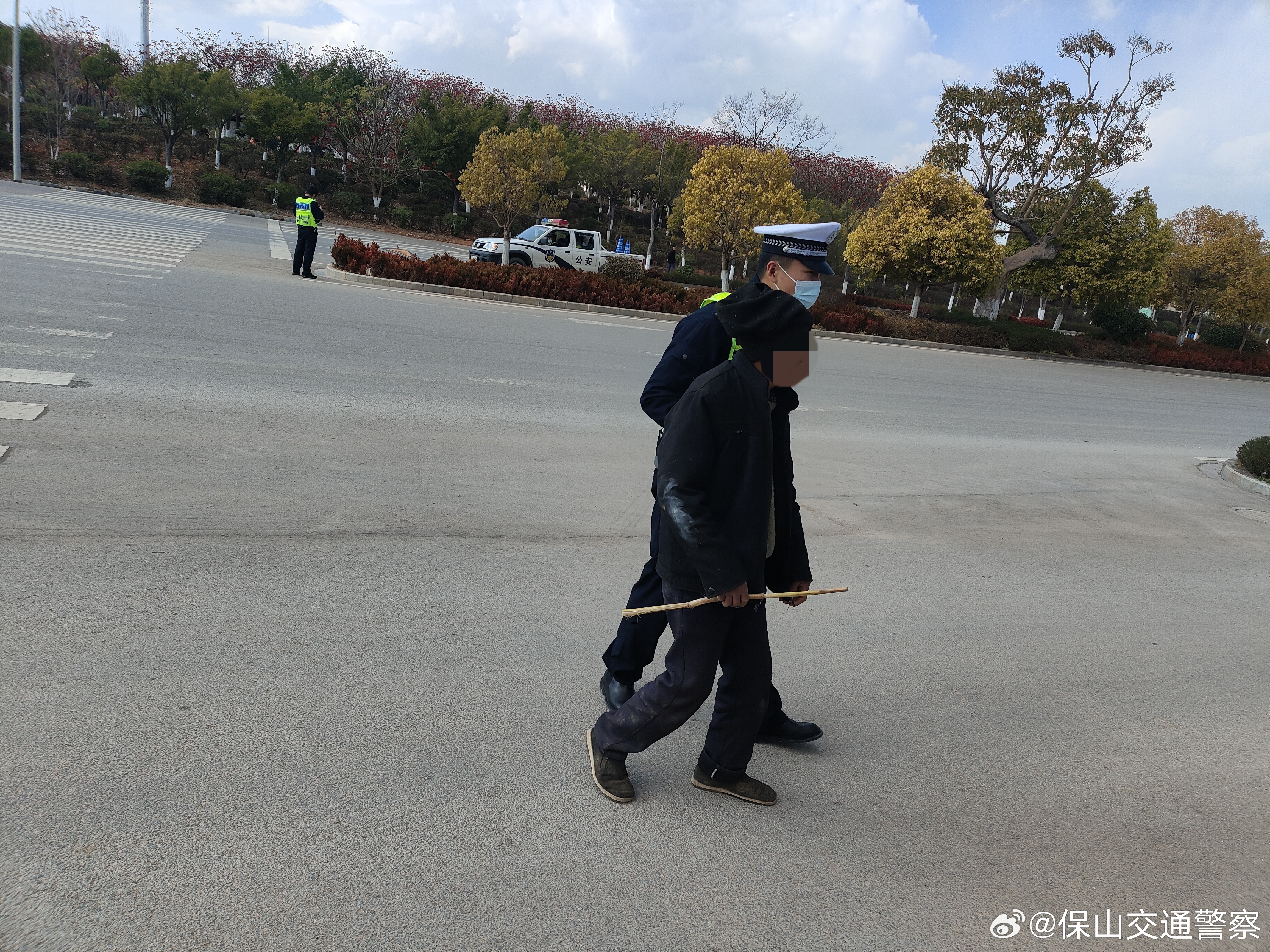 巡逻途中救助迷失老人，交警暖心护送平安回家！_http://www.mainten.cn_ycb_第1张