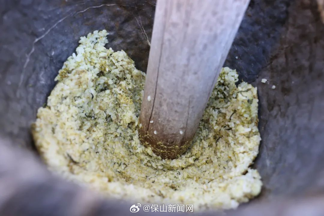 施甸：冬日山坡采黄花 新春家里做粑粑_http://www.mainten.cn_ycb_第2张