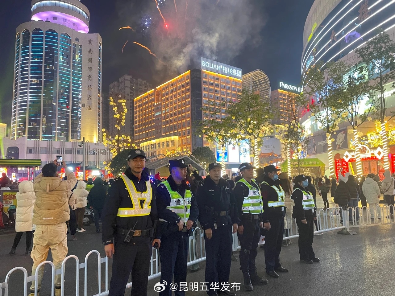 景中有“警”，用“警察蓝”守护“春节红”_http://www.mainten.cn_ycb_第2张