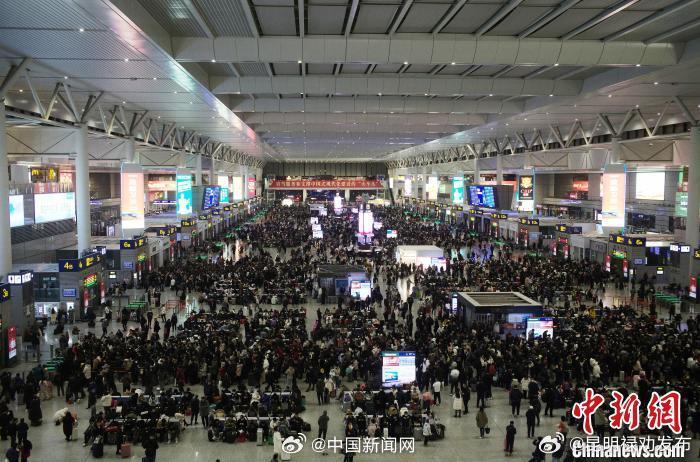 多地火车站候车室开启通宵服务