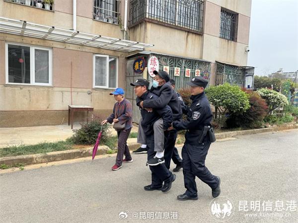 最暖的后背！老人行动不便 民辅警轮流将其背回家中