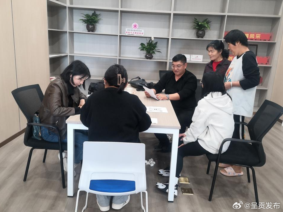 中庄社区开展外出租地种植户购买保险工作