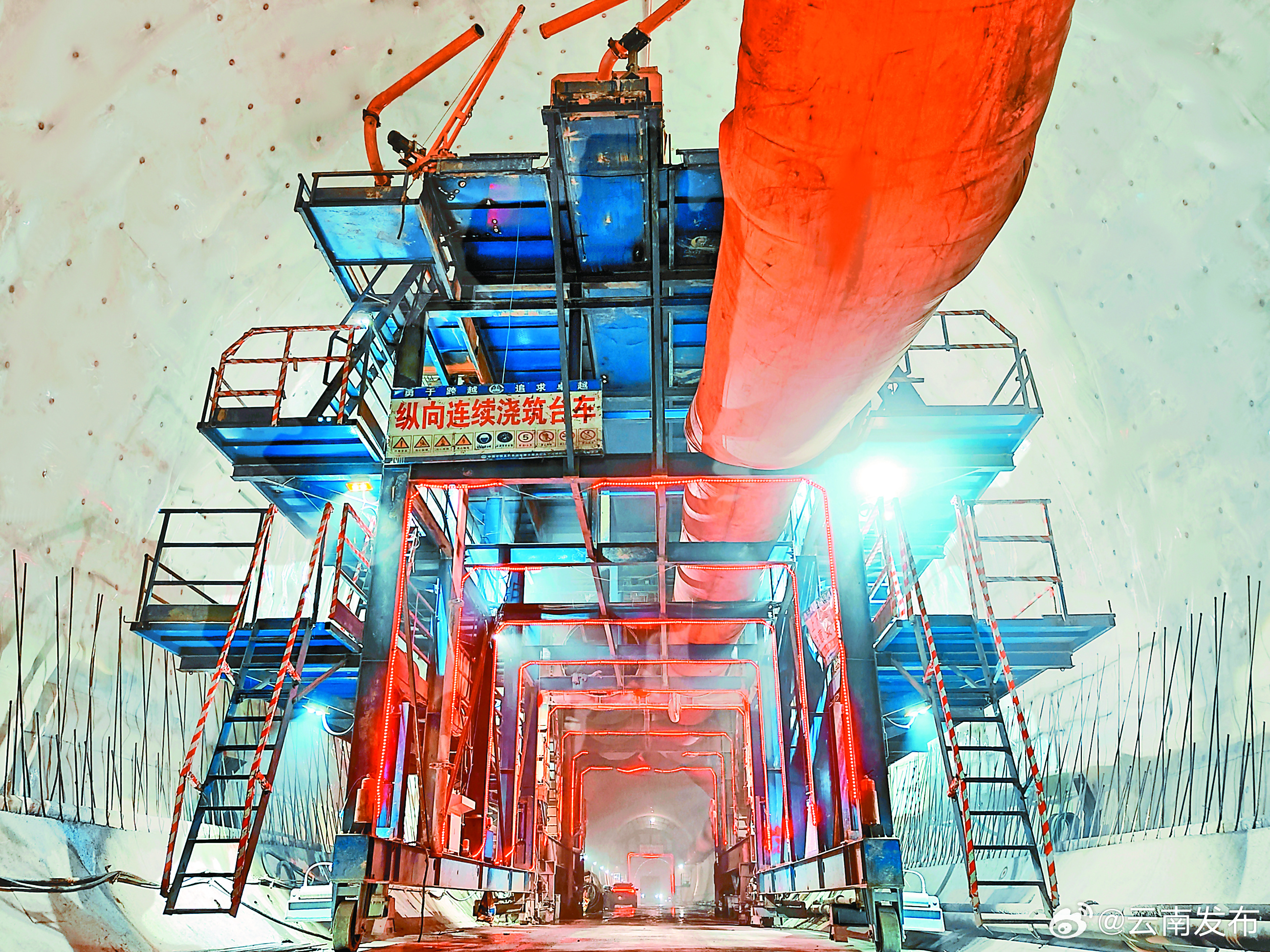 渝昆高铁炳辉隧道正洞掘进突破2万米