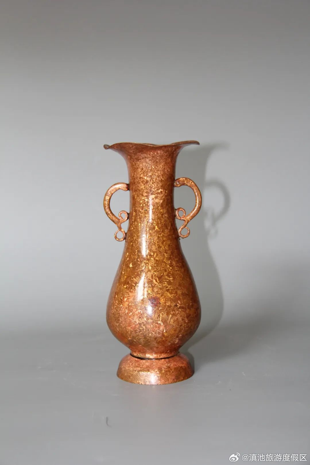 生斑铜双耳瓶