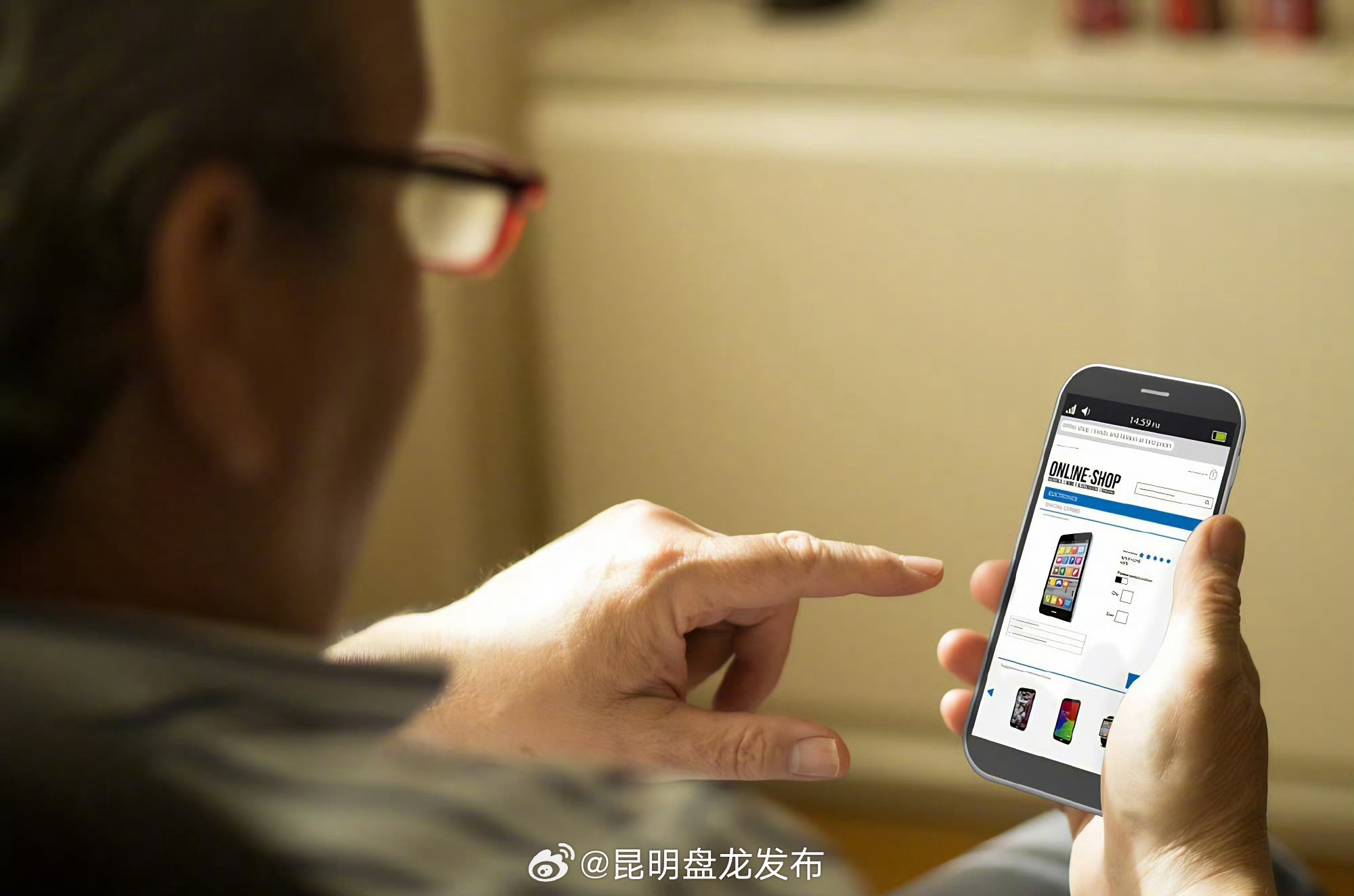 摘眼镜看手机加重眼疲劳