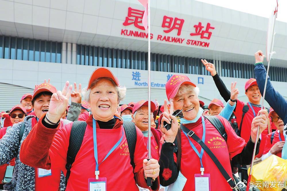 1740名旅客乘“银发”专列跨省旅游