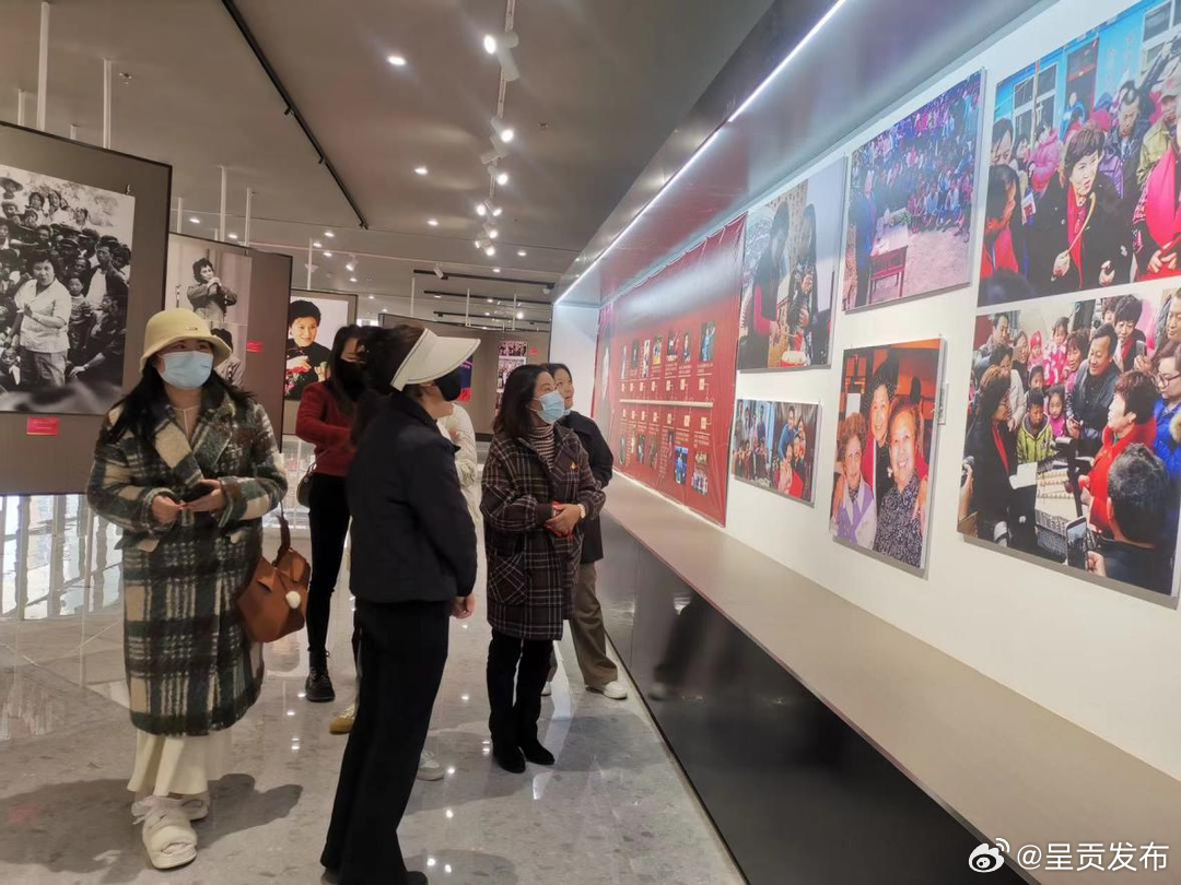 致远社区组织参观中国文联知名老艺术家艺术成就巡回展