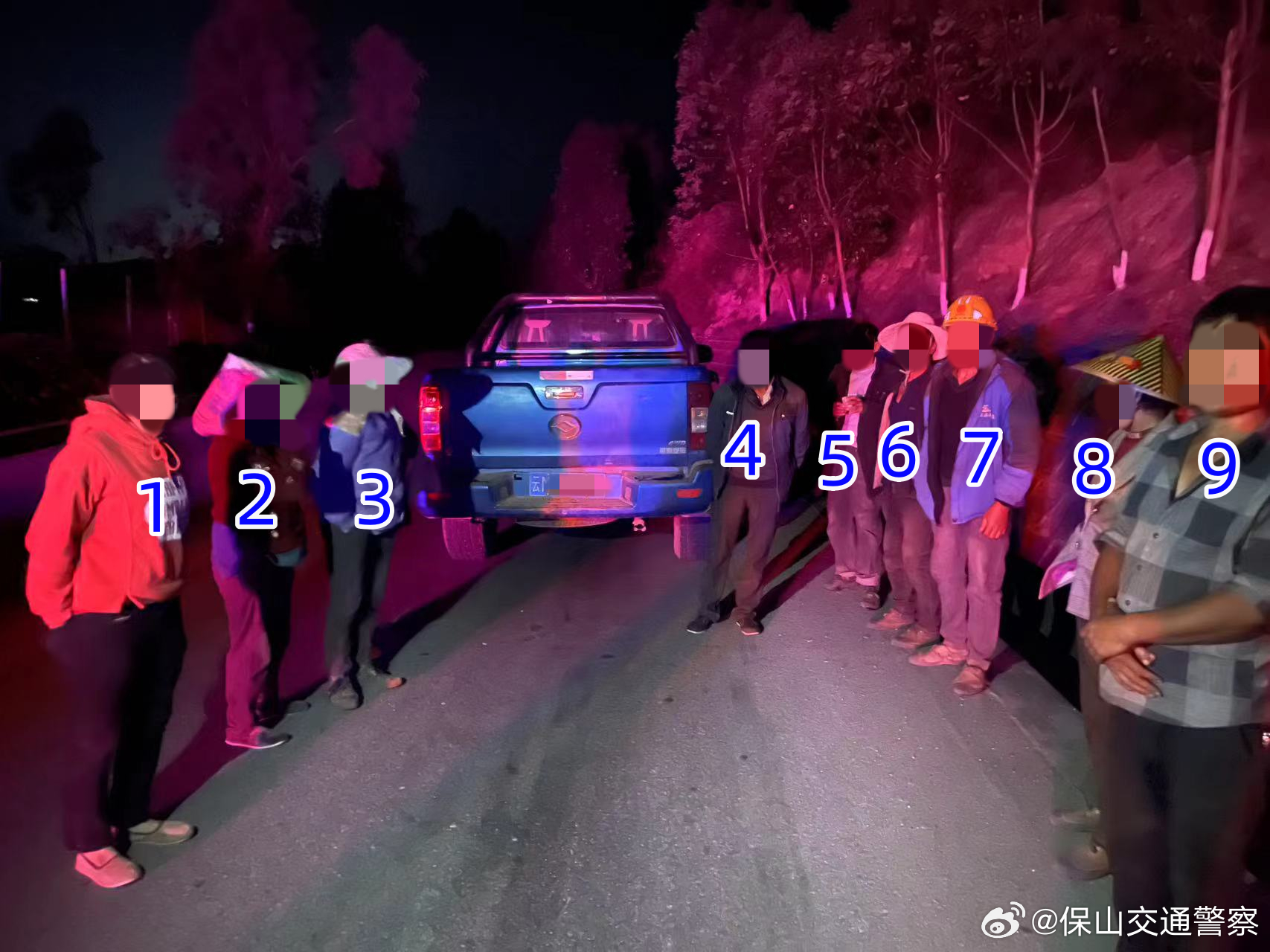 怕晚上骑摩托发生意外，殊不知9人挤一辆皮卡可能意外更大