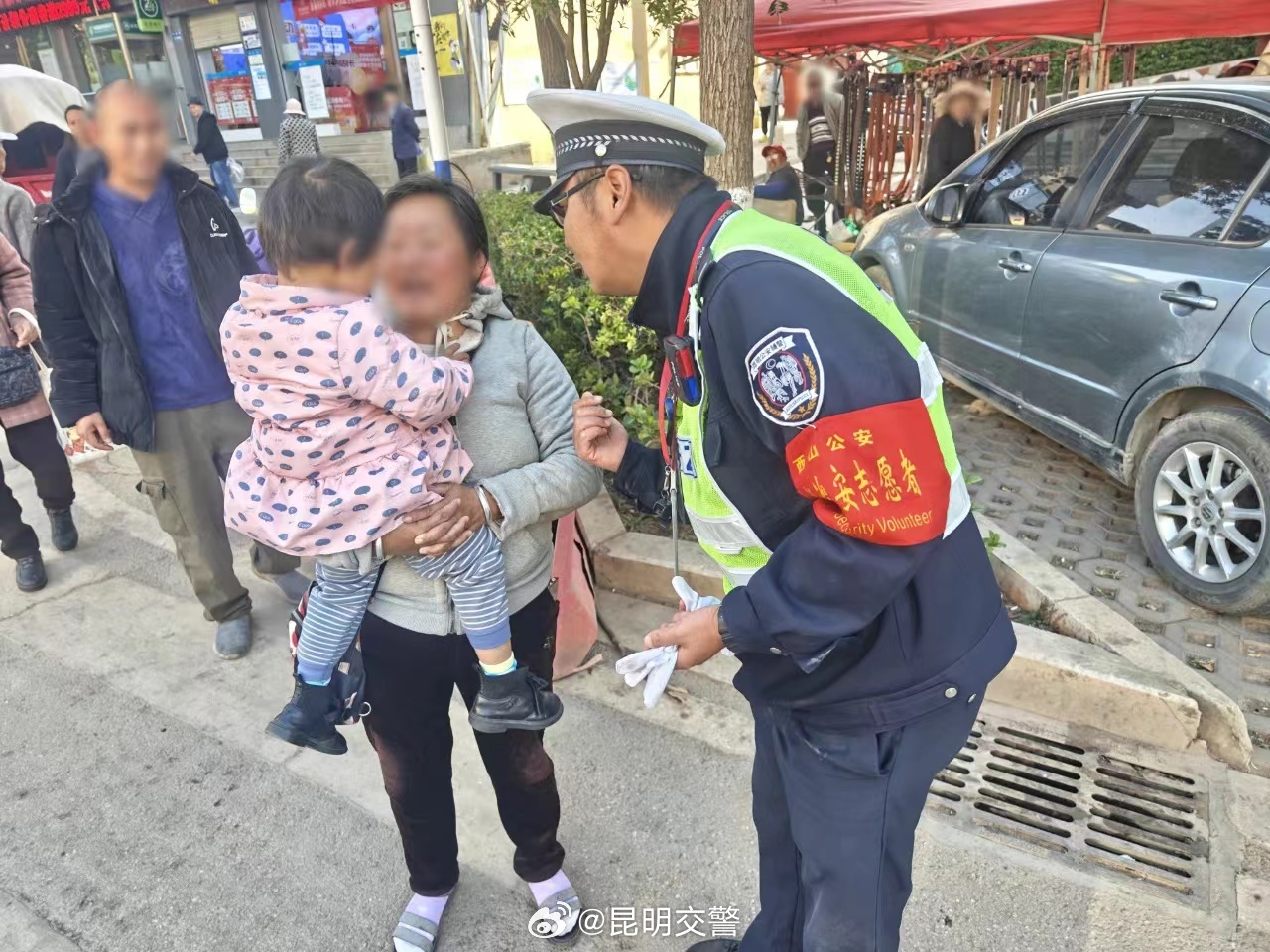 救助迷路萌娃的3名辅警找到啦