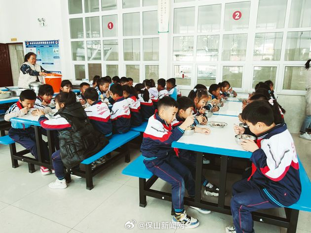 甸阳镇张家小学73张捐赠餐桌让孩子“吃好饭”