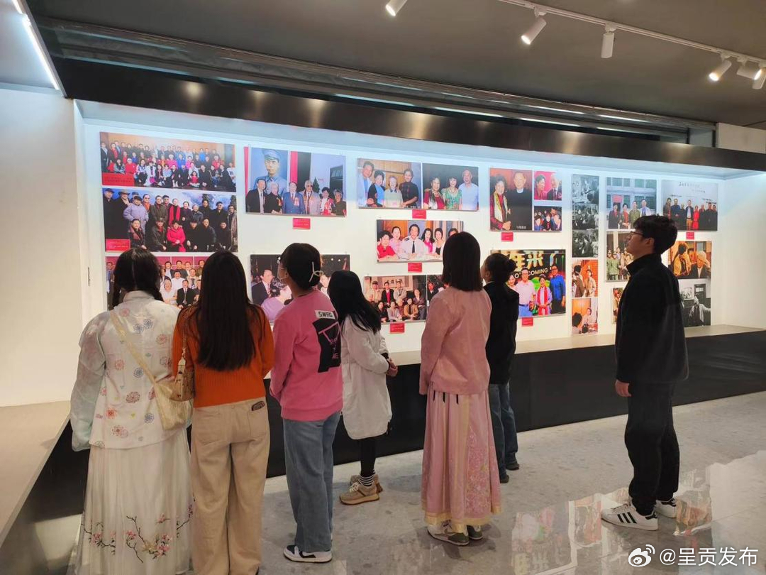 谊康社区组织工作人员观看老艺术家艺术成就巡回展