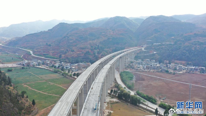 昆明福宜高速小屯特大桥预制梁架设全部完成